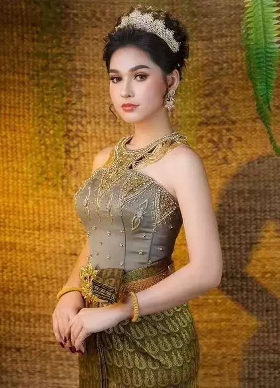 中缅边境的“缅甸美女”怎样生存？当地人说没有人知道答案